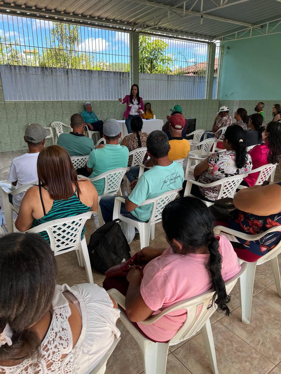 Kátia falando em reunião com comunidade do interior