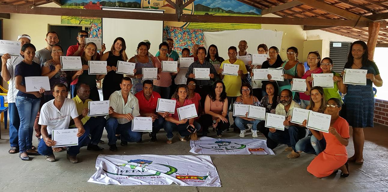 Kátia com trabalhadoras e trabalhadores rurais recebendo certificados de formação