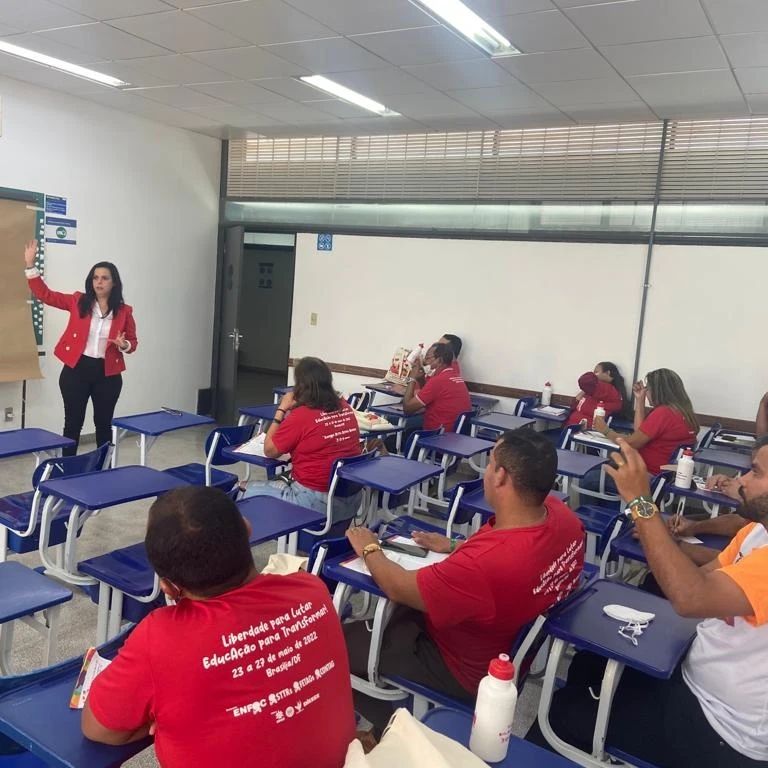 Kátia conduzindo formação em sala de aula