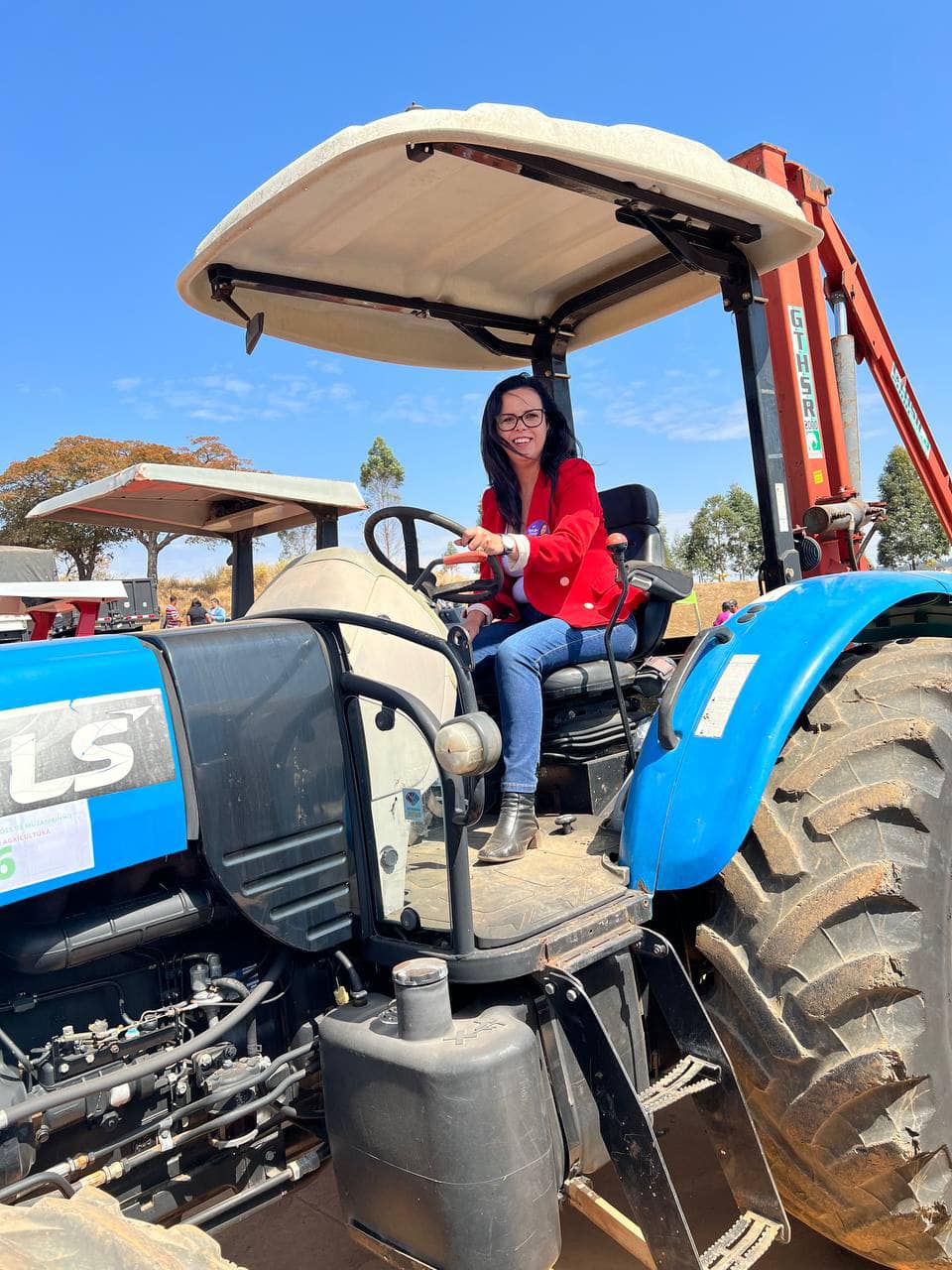 Kátia em trator durante visita à agricultura familiar